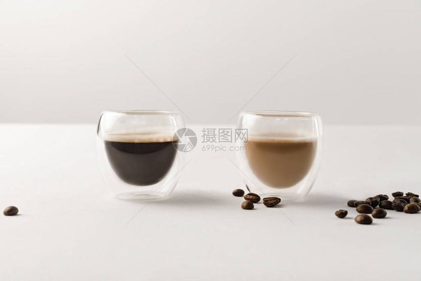 两杯咖啡白色咖啡豆图片