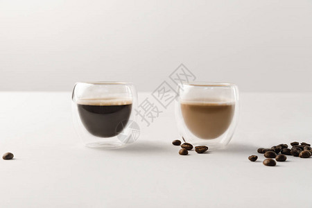 两杯咖啡白色咖啡豆图片