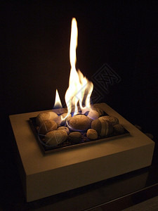 温暖的燃气火在温暖的壁炉里图片