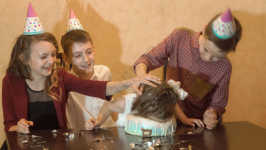 朋友在生日派对上把生日女孩的脸灌进生日蛋糕里了图片