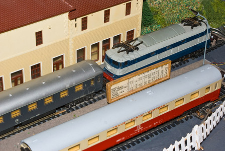 在火车站的模型火车图片