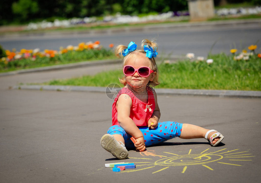 可爱的小女孩在街上晒太阳孩图片