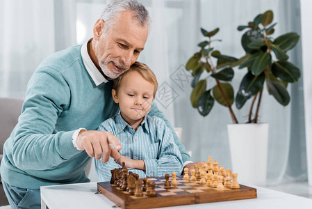 在家和可爱孙子一起下象棋图片