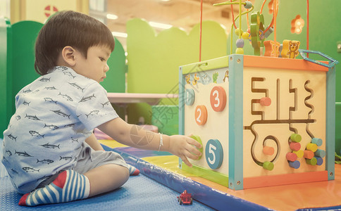 亚洲儿童在玩益智玩具日本婴儿用彩色玩具学习数儿童幼儿园教室的图片