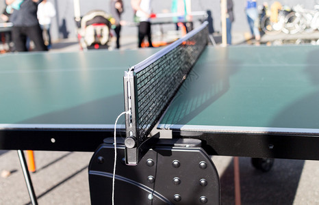 户外活动中的乒乓球网图片