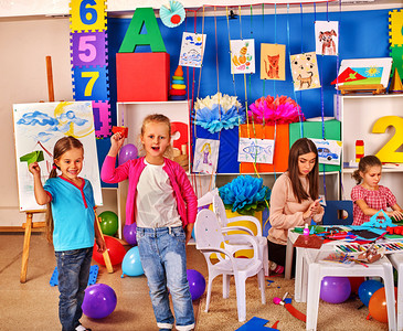 一群儿童在幼稚园内地的桌子图片