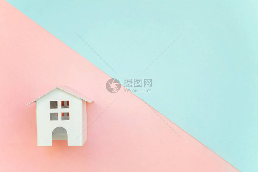 粉红和蓝色面纸彩色几何平板固定背景的微型白色玩具房抵押财产保险梦图片