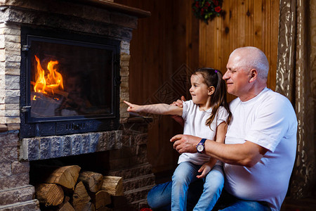 祖父和孙女在壁炉旁消磨时光背景图片