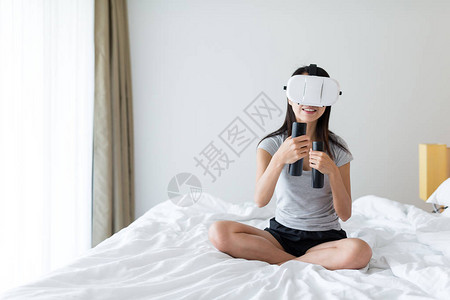 女在虚拟现实图片