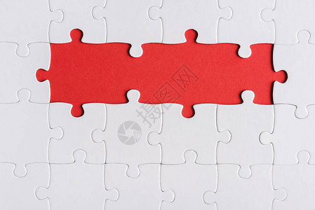 在红色上隔离的连接拼图块的顶部视图背景图片