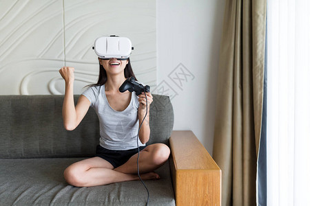 女人用虚拟现实设备玩游戏图片