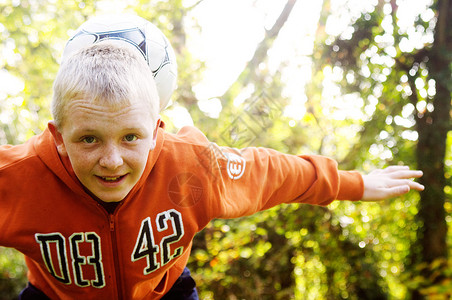 小男孩在参观秋天的秋天森林公园时图片