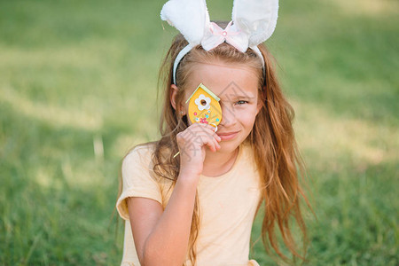 穿着兔子耳朵的可爱女孩图片