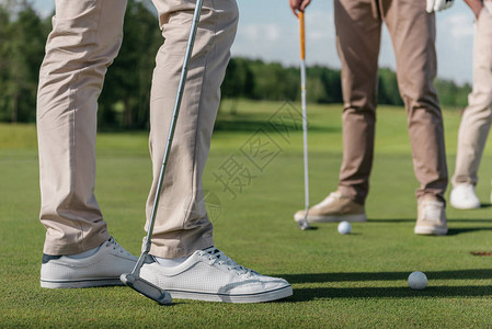 职业高尔夫球手准备击球的短镜头背景图片