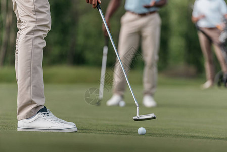 高尔夫球手准备在球道上击球的短镜头背景图片