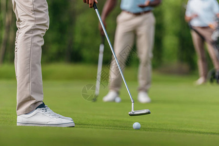 高尔夫球手准备在球道上击球的短镜头背景图片