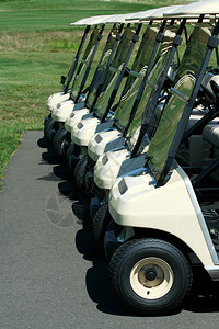 一排高尔夫球车的前视图图片