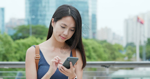 深圳女人用手机发短信图片