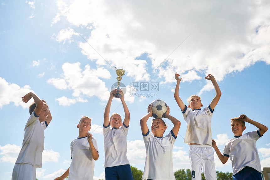 少年足球队男生的肖像欢乐快赢得比赛后图片