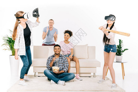 在虚拟现实耳头的虚拟青年多种族朋友中图片