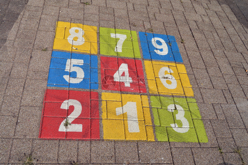 儿童游乐场数字一到九的彩色跳房子图片