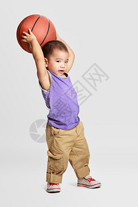 有篮球的小男孩孤立图片
