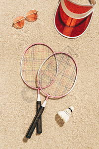 羽毛球设备太阳镜和沙滩帽的顶视图图片