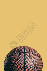 一个用黄色隔开的棕色篮球背景图片