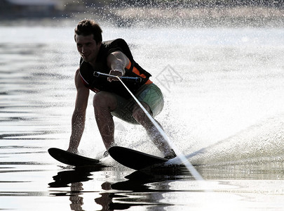 运动员在滑水橇上接触水背景图片