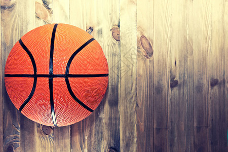 篮球场的木制硬木地板上的篮球复古照片运图片