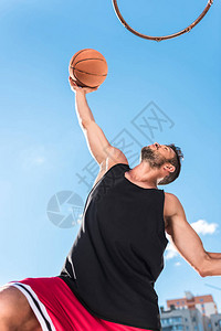 篮球运动员将球投进篮球图片