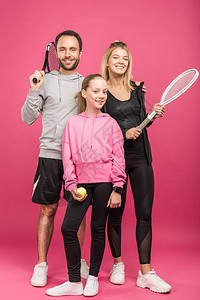 田径家庭拥有网球拍打和球在粉红图片