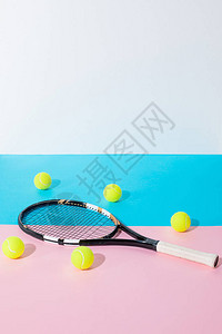蓝纸和粉色纸上的网球和黄球图片