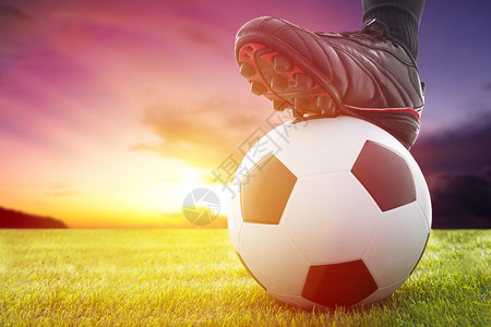 在日落的比赛开始时踢足球或足球图片