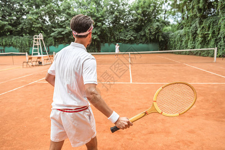 在网球场用木棍打网球的运图片