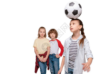 带着足球的可爱女孩头部与白人隔离背景图片