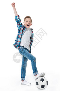 小可爱男孩站在足球和庆祝成图片