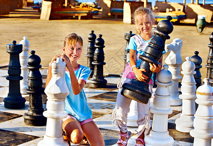 孩子们在户外下大棋背景图片