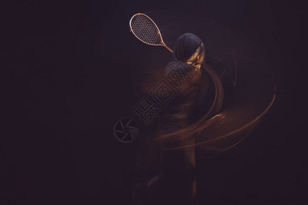 妇女用网球拍打在被孤立的黑手图片