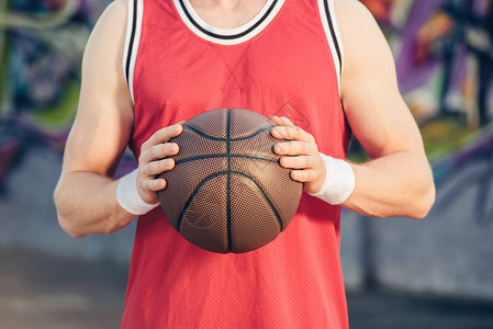 篮球运动员在街上举行篮球图片