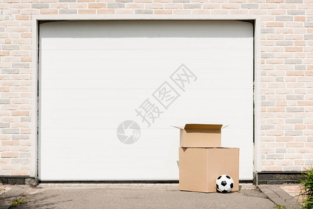 车库门前的足球箱图片