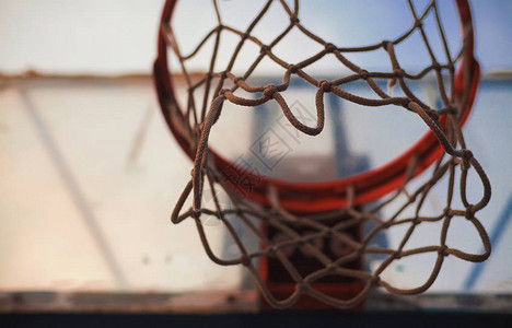 篮球框和旧网的细节图片