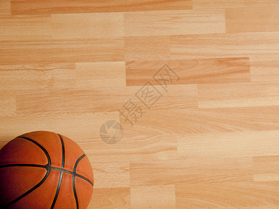 硬木篮球场上的官方橙色球背景图片