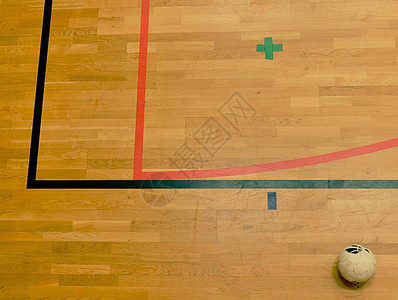 硬木运动场的Futsal球红线和黑线图片