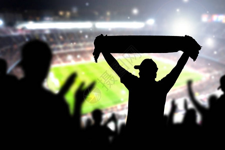 和球迷在足球场足球比赛中的人在比赛中为最喜欢的俱乐部和球队庆祝进球并拿着商品围巾的人快乐的现场体育背景图片