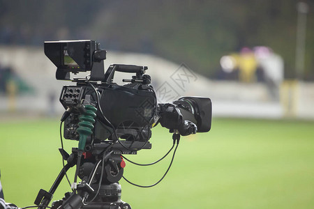 体育场的电视摄像机在足球足球图片