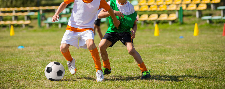 儿童足球比赛孩子们玩训练和足图片