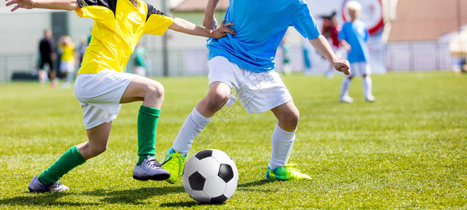 儿童足球比赛男孩在学校锦标赛上踢足球比赛孩子们在踢足球时比赛的动态作画面背景图片