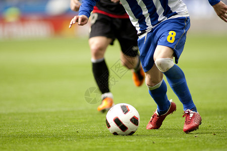 足球员在比赛中的双腿动作图片