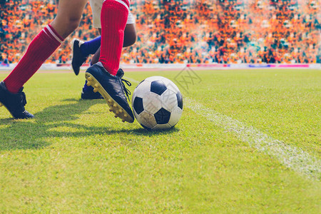 足球或足球员站在球场上在足球场踢图片